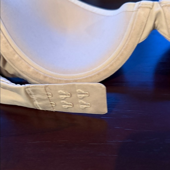 SKIMS Beige Bra with Adjustable Straps - Picture 5 of 7